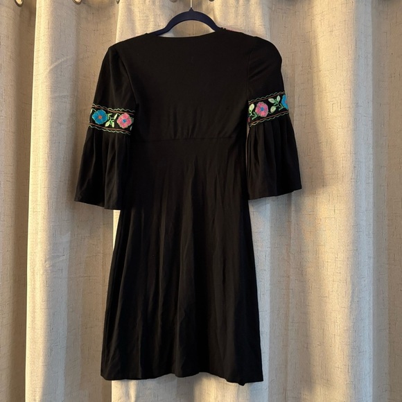 VTG Caché Boho Embroidered Mini Dress Black XS - Bell Sleeve Floral 70s Style - Picture 5 of 6